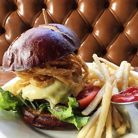 D4 Irish Pub & Cafe